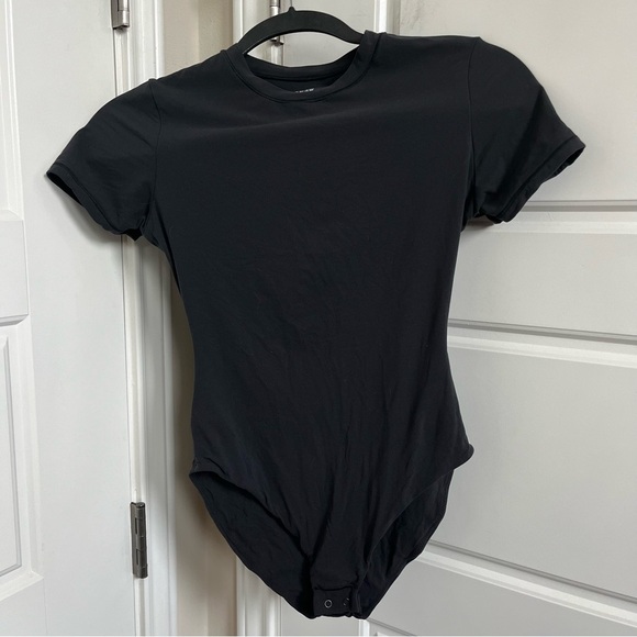 SKIMS Fits Everybody Short Sleeve Bodysuit in Onyx Size Small - Picture 3 of 6